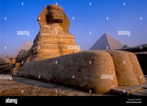 Pyramide égyptienne En Désert Le Sphinx Giza Le Caire Egypte Photo Stock Alamy