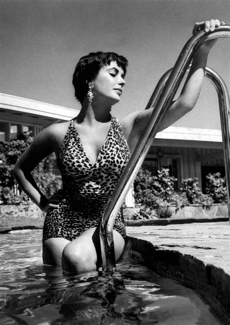 37 Beautiful Vintage Photos Of Elizabeth Taylor In Bathing Suits In The 1940s And 1950s