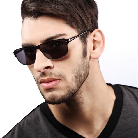 Best Sunglasses For Round Face Man