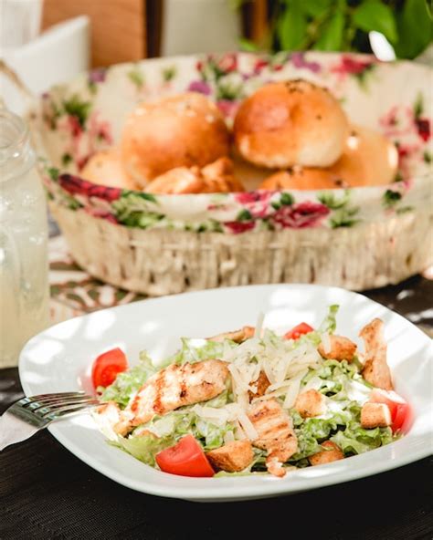 Caesar Salat Mit Hühnchen Kostenlose Foto