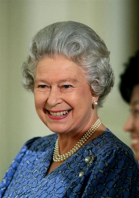 Queen Elizabeth Iis Most Iconic Beauty Looks Popsugar Beauty