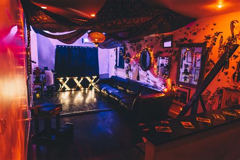 Inside NYC S Exclusive Sex Club For Hot Millennials