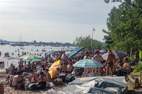 Torontos Wildest Island Beach Was Dangerously Crowded This Weekend