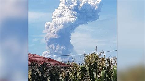 Indonesia Volcano Erupts On Same Island Struck By Devastating Tsunami Cbn News