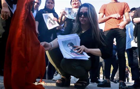 Des Iraniennes Brûlent Leur Voile Après Le Décès De Mahsa Amini Le Devoir