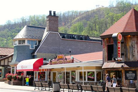 A Visit To Gatlinburg Tennessee—gateway To The Great Smoky Mountains