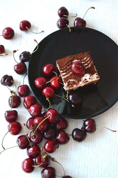 Design in schwarz oder weiß gibt es auch im schöner wohnen shop weitere themen alter gutshof in neuem. Schwarz-Weiß Kuchen mit Kirschen | fabelhafte-desserts.de