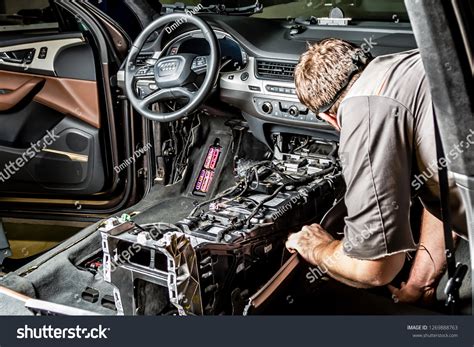 58 Audi Technician Images Stock Photos And Vectors Shutterstock