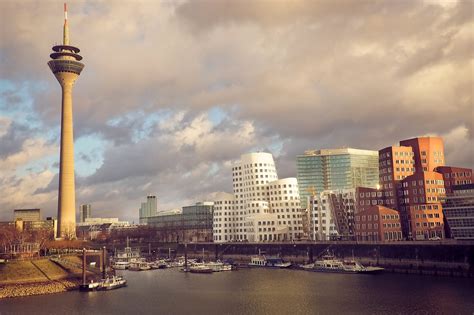 Equivalent to a cleveland steamer but with a continental flair. De rijkste stad van Duitsland: Düsseldorf