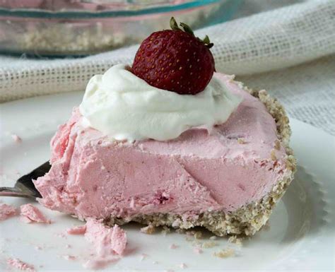 Low carb doesn't mean you can't have sweets! Low Carb Sugar-free Frozen Strawberry Cheesecake ...