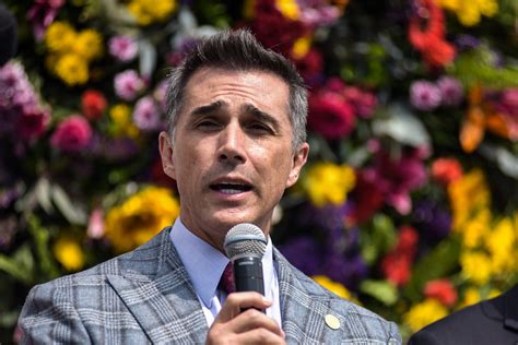 Big brother mexico vip contestants. Sergio Mayer se pone falda en solidaridad con las mujeres ...