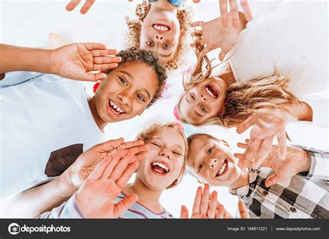 Fotos De Niños Felices Saludando Imagen De