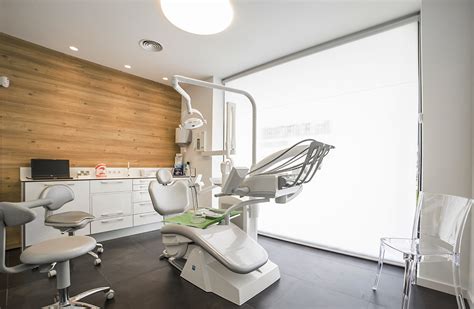 Dental care equipment, braces, tooth prosthesis, veneers, floss, caries treatment and other medical elements. Interior design dental clinic Beatriz Rubio 02 - Santacreu ...