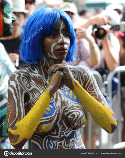 2018年7月14日 艺术家100全裸模特的所有形状和大小在第五纽约身体绘画天的艺术家安迪 Golub 在华盛顿广场在纽约 图库社论照片
