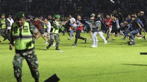 Tragedia en el fútbol Batalla campal en un partido de Indonesia deja