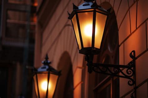 Premium Photo Old Fashioned Street Lamp At Night Brightly Lit Street