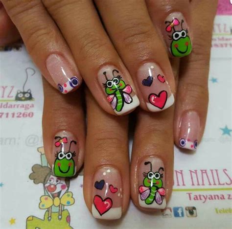 Humedezca la punta del palito cromado en la gota. Pin en uñas de las manos