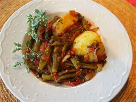 Fasolakia is best in the summer when fresh. Fasolakia Greek Style | Artisan Recipes