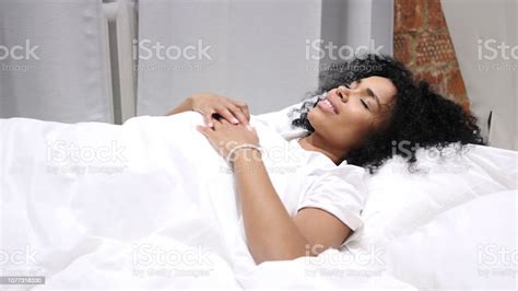 아프리카계 미국 흑인 여 자가 침대에 누워 가냘픈에 대한 스톡 사진 및 기타 이미지 가냘픈 가정 생활 귀여운 Istock 6858 Hot Sexy Girl