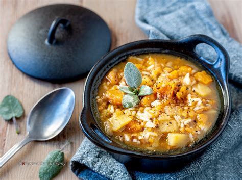 Ideale da servire nel periodo invernale, questa zuppa può essere considerata un pasto un trito di ortaggi aromatici e patate tagliate grossolanamente conferiscono un sapore più intenso alla minestra. Minestra di patate dolci con riso e lenticchie, ricetta ...