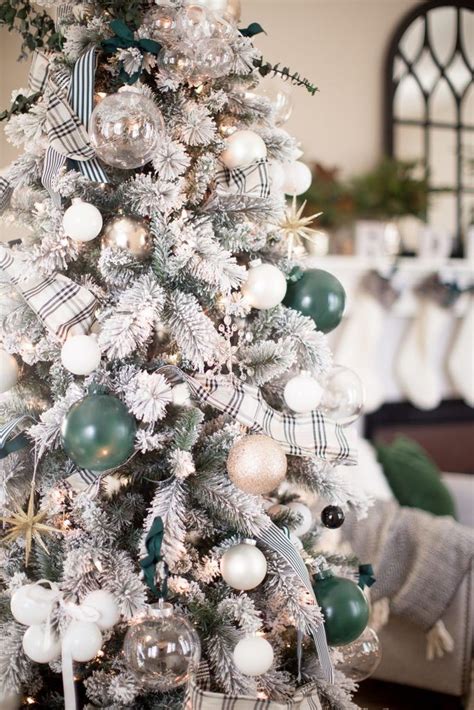 48 Stunning White Christmas Tree Ideas To Decorate Your Interior
