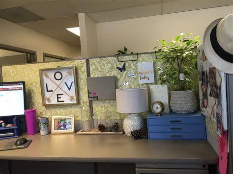 The wonderful thing about decorating an office desk is that it requires minimal energy and very little things. This is my favorite cubicle look, organized and bright ...