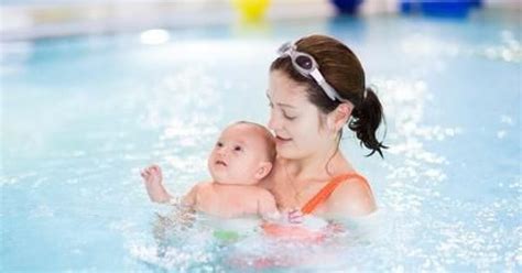 bébé nageur la découverte du milieu aquatique dès le plus jeune âge guide piscine fr