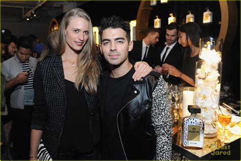 Also, if you didn't know, dnce is headed by joe jonas, surprise! Joe Jonas & DNCE Debut 'Cake by The Ocean' Vid - Watch ...