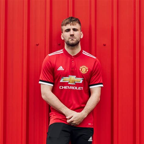 Man utd home and away. Manchester United unveil new home kit for 2017/18 season ...