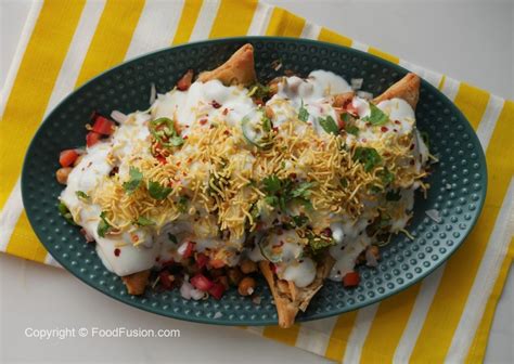 Chana samosa chaat is one of the popular chaat snack recipe from north india. Chatpati Samosa Chaat Recipe - Food Fusion