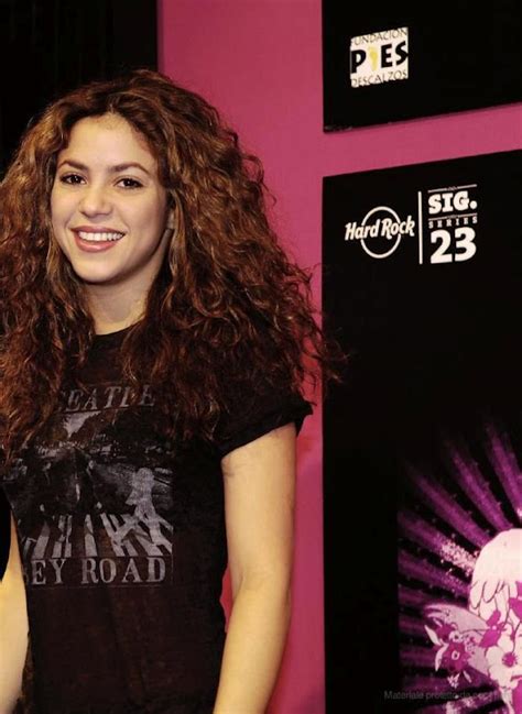 Shakira Y Mas Scan Hq Biografia De Shakira Asi Es Su Vida