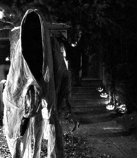 Cloaked Ghost Halloweeni In 2019 Halloween Decorations Creepy