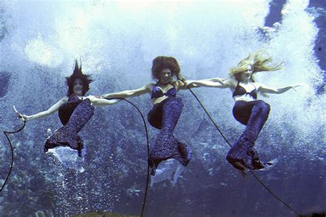 These Real Life Mermaids Dance And Smile Underwater For 30 Minutes At