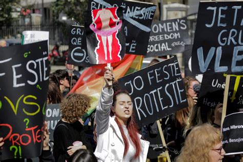 Marchas Greves E Apelos As Imagens Do Dia Internacional Da Mulher Pelo Mundo Observador
