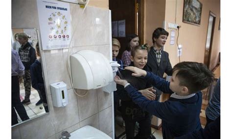 Russian Schools Open With Classroom Cafeteria Precautions