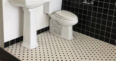 Bersihkan kekotoran, watermark, tahi lalat kat lantai bilik air. Jubin Lantai Bilik Mandi | Desainrumahid.com