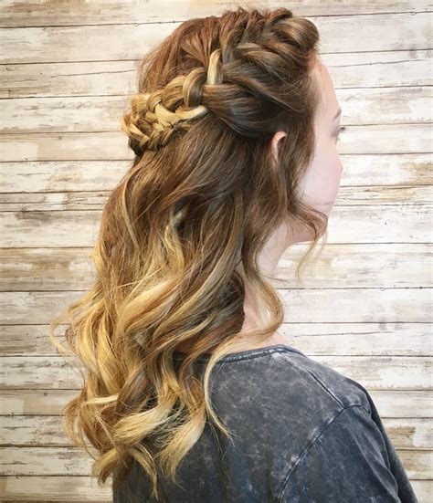 Discover endless inspiration, styling ideas, plus hair cutting advice for this versatile mid length hair here. 32 Cutest Prom Hairstyles for Medium Length Hair for 2020