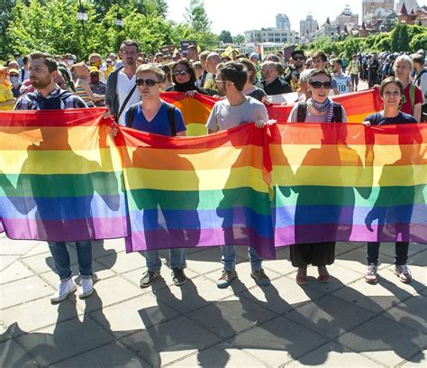 Monde La gay pride dégénère à Kiev