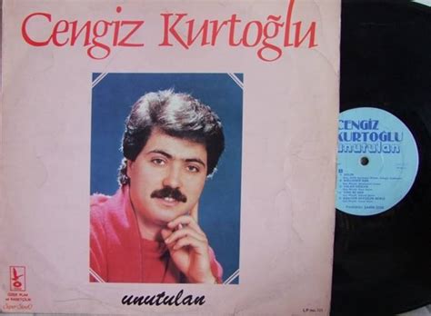 Önce bir kaç damla yaş gözlerimden süzüldüinanmadım yıkıldım senin miydi bu düğün?hıçkırdım, sendeledim bacaklarım çözüldüyoksa sen değil miydin o uğruna. Yavuz Hakan Tok: Ekim 2011