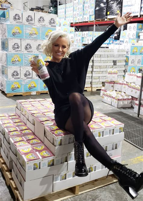 Jenny Mccarthy To Introduce Blondies Bubbles And Open Nightclub And Bar Show Bar Business