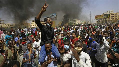 أعلنت لجنة تفكيك نظام الثلاثين من يونيو 1989 واسترداد الأموال العامة في السودان، أن نيابة لجنة التفكيك ألقت القبض على مجموعة من فلول حزب المؤتمر الوطني المنحل تنشط في التخطيط لإحداث فوضى وأعمال عنف وشغب مستغلة. مليونية السودان.. هل اجتاز حمدوك اختبار 30 يونيو ...
