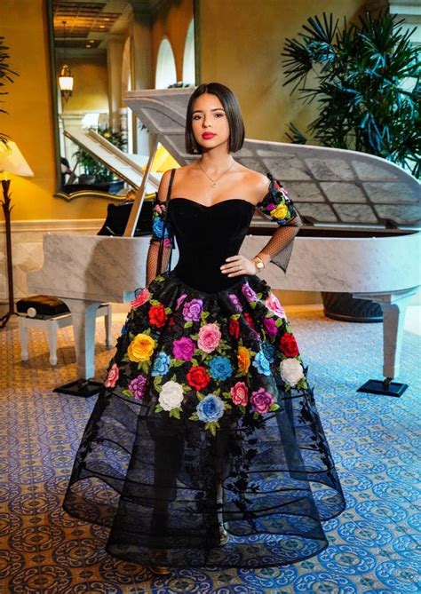 Her birthday, what she did before fame, her family life, fun trivia facts, popularity one in a legendary musical family, her grandparents are singers and actors antonio aguilar and flor. Lanza Ángela Aguilar muñeca con su imagen | EL IMPARCIAL ...