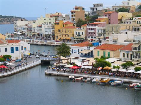 Ønsker du ikke et helt så eksplosivt natteliv, bør du måske se nærmere på mindre rejsemål som f.eks. Agios Nikolaos im Osten Kretas. Hotels u. Apartments ...