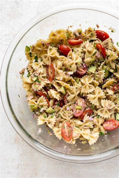 Because everybody has a can of tuna, pasta, canned tomato and some sort of dried herbs in the depths of their pantry, everybody should have one. Healthy Tuna Pasta Salad | Recipe | Tuna salad pasta ...