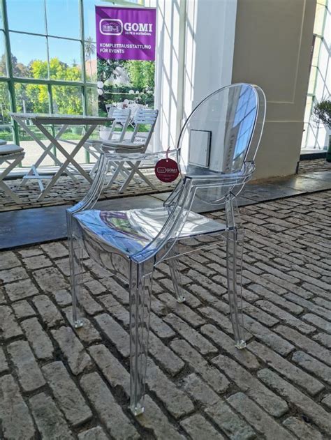 Louis ghost ist auch technologisch ausgesrochen innovativ, er wird im spritzgussverfahren nahtlos in einem stück hergestellt, eine sehr mutige verwendung des werkstoffs polycarbonat. Louis Ghost Stuhl