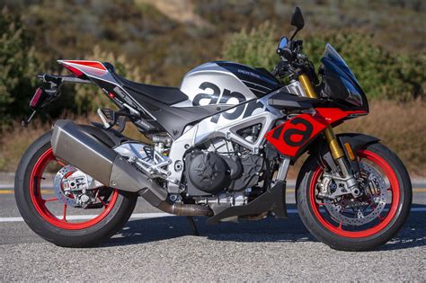 With the tuono v4 1100 factory, aprilia wants you to get a taste of its racing pedigree with a touch of 'supernaked' practicality. 2019 Aprilia Tuono V4 1100 Factory Review: Upright Superbike
