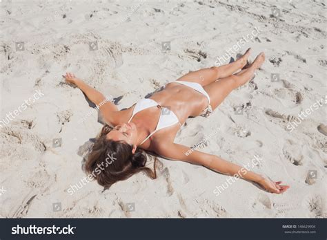 Sunbathing Woman Lying On Beach Arms Foto Stock Shutterstock