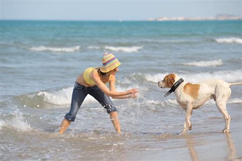 Junge Frau Mit Ihrem Hund Auf Dem Strand Stockfoto Bild Von Strand Junge 4818380