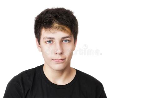 Un Adolescente Guapo Con Una Camiseta Negra De Fondo Blanco Tiene
