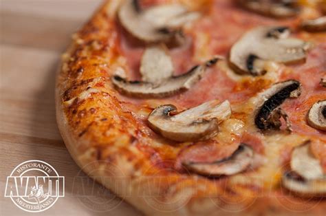 Pizza Prosciutto e Funghi (Tomato sauce, cheese, ham, mushroom) | Eten ...